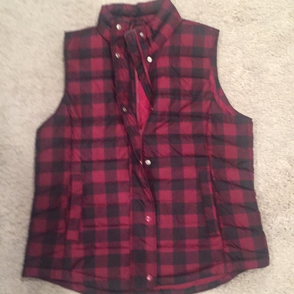 Gap vest in dark red and black check pattern - Picture 1 of 3